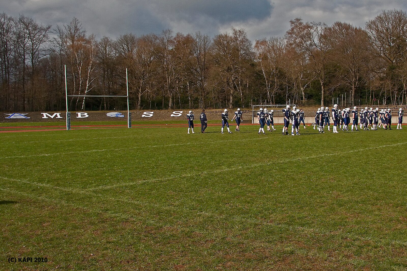 Football-Team auf dem Spielfeld vor den großen AMBOSS-Buchstaben