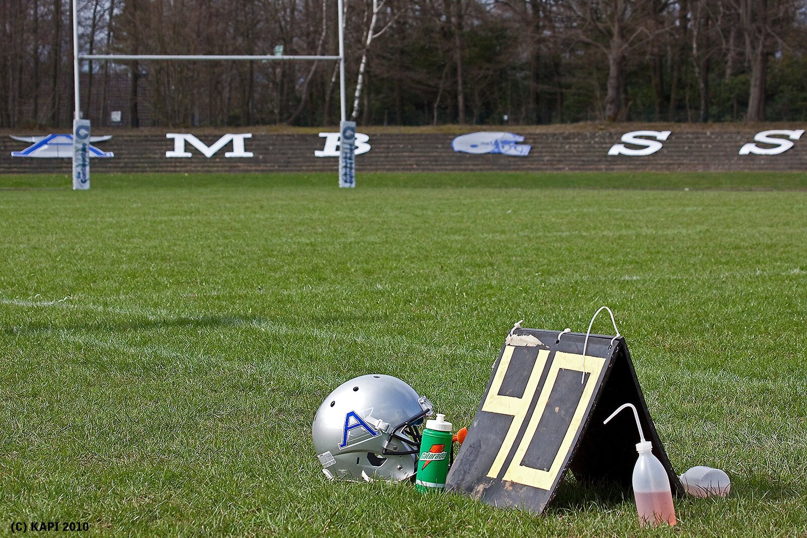 Football-Helm und Spielanzeige vor den AMBOSS-Buchstaben
