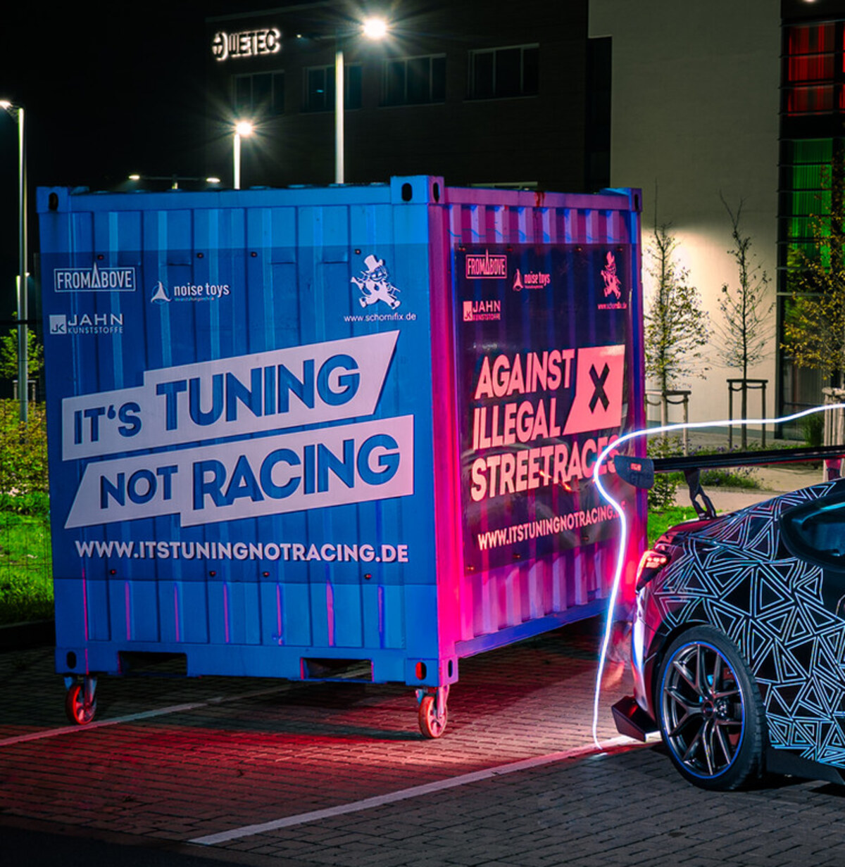 Detailansicht des ITNR-Botschaftercontainers mit dem Logo von Jahn Kunststoffe